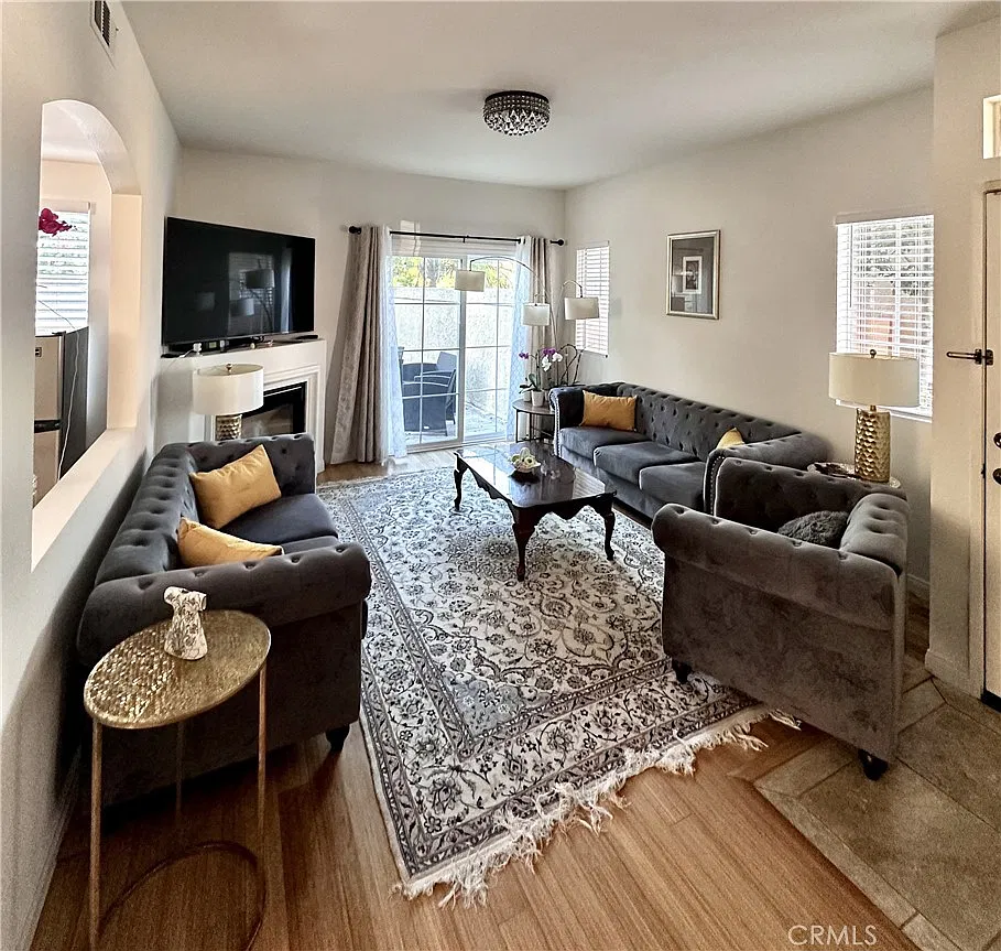 3 bed, 2.5 bath, 1407 sqft, $3,795 — Photo 4