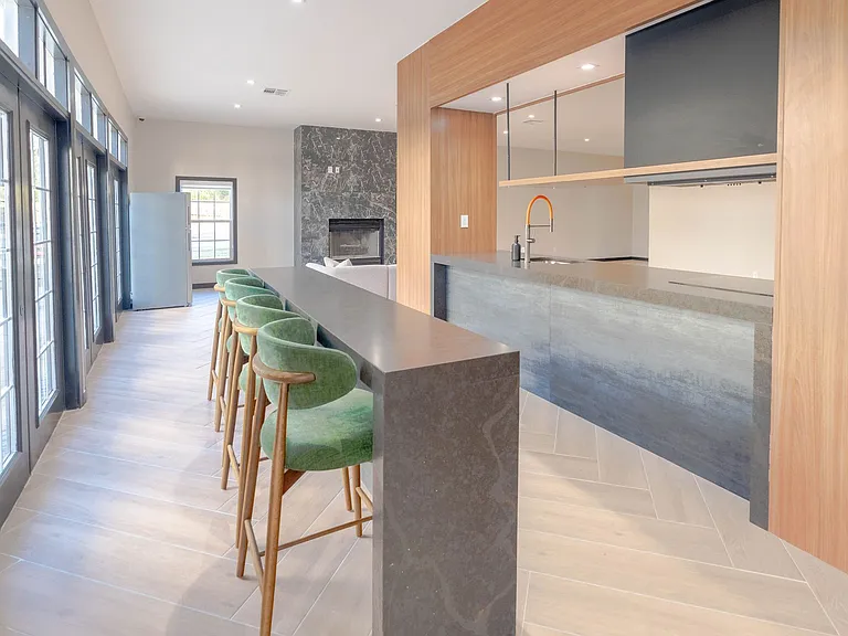 The Raphael - Beautifully Renovated! — Photo 16