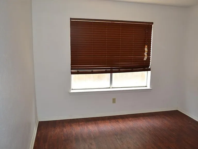 1107 N Locust St — Photo 20