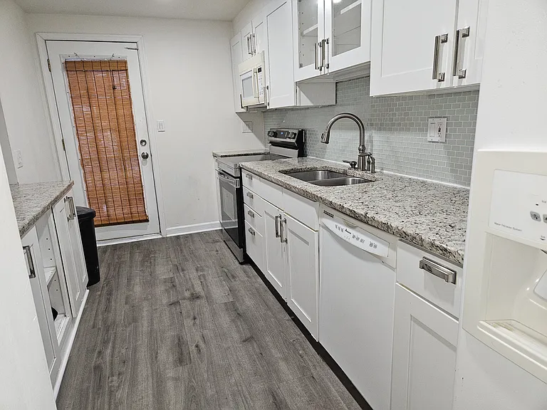 Regina Dr — Photo 34