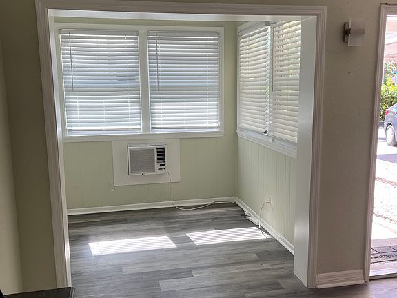 5th image of 525 Monterey Blvd NE APT C