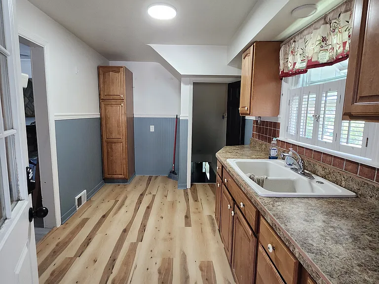 1104 Holmes St — Photo 7