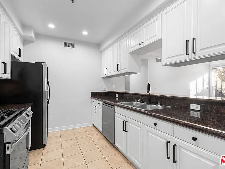 1401 S Saint Andrews Pl #201 — Photo 13