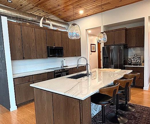 4th image of 599 Pecan St