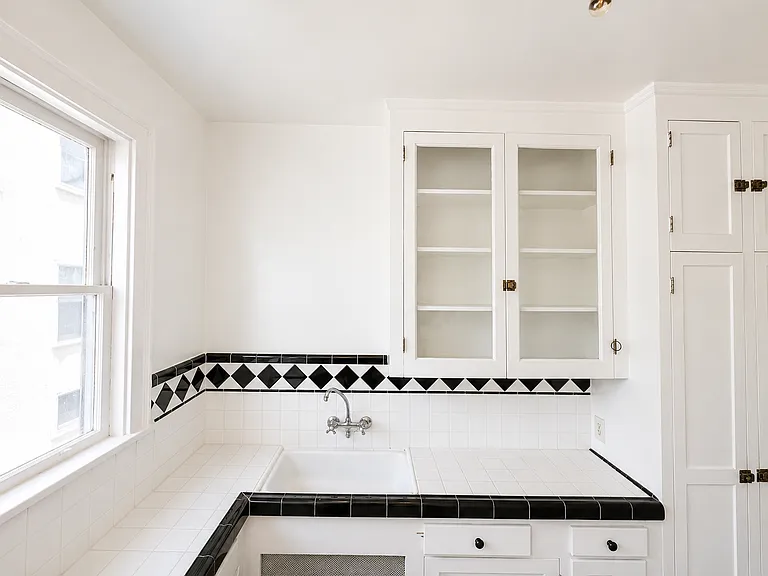 1935 N Vermont Ave #14 — Photo 6