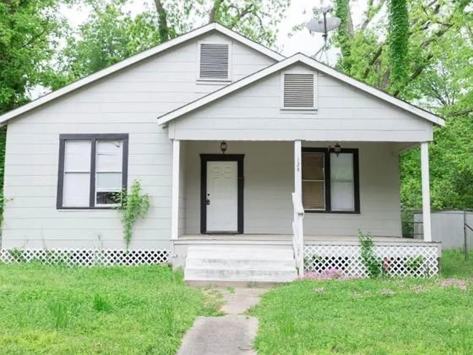 128 E Gregg St