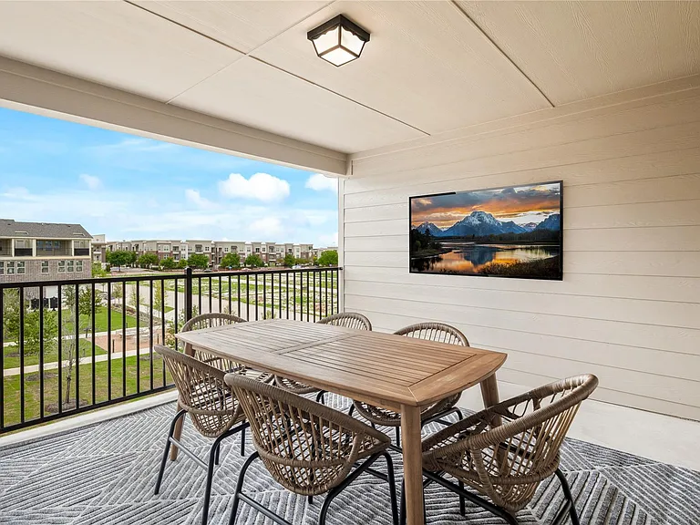 393 Blackthorne Dr — Photo 3