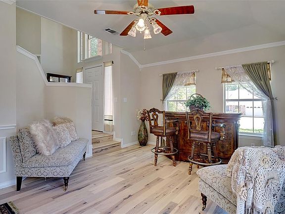 3rd image of 1329 Stratford Ln