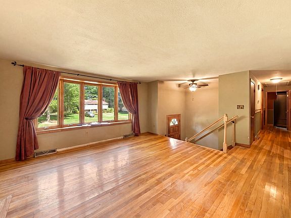 3rd image of 7 Olde Farm Rd