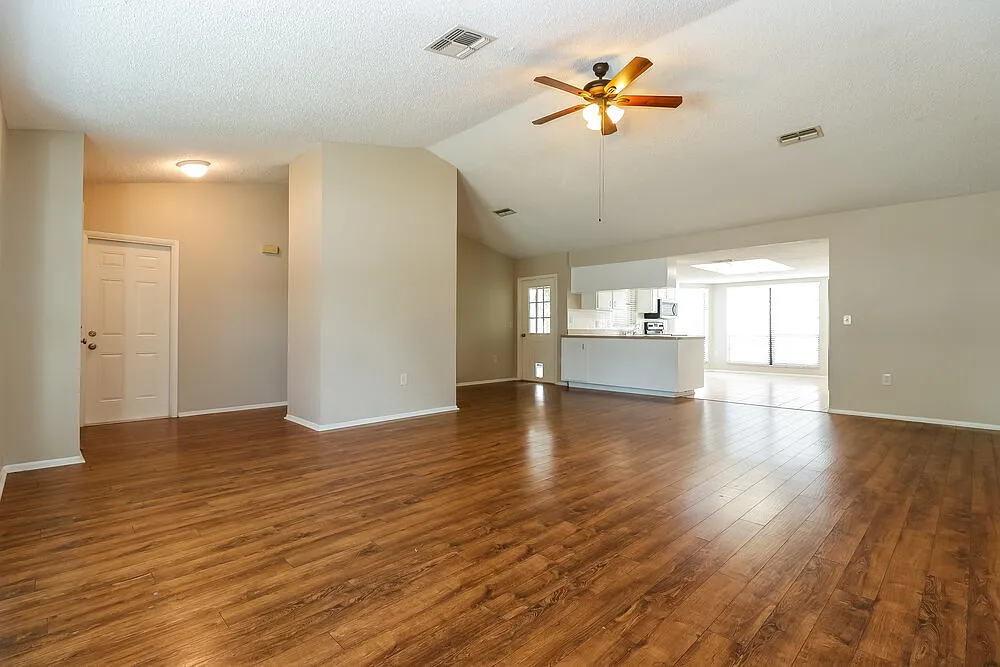 3 bed, 2.0 bath, 1510 sqft, $2,115 — Photo 4