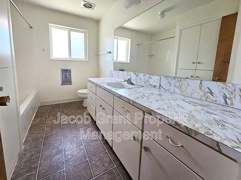 2134 Saint Clair Rd — Photo 10