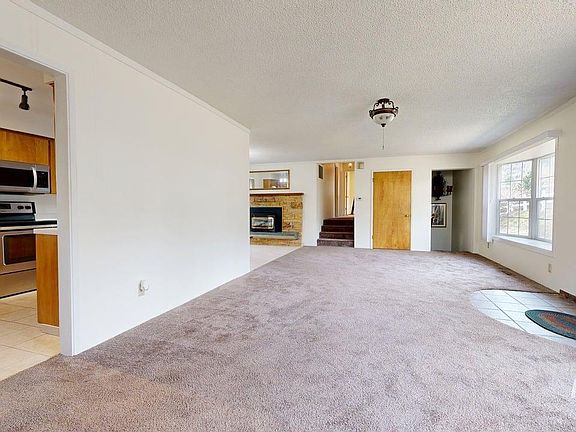 5th image of 196 Main St