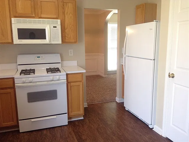 3 bed, 2.5 bath, 1450 sqft, $1,905 — Photo 2
