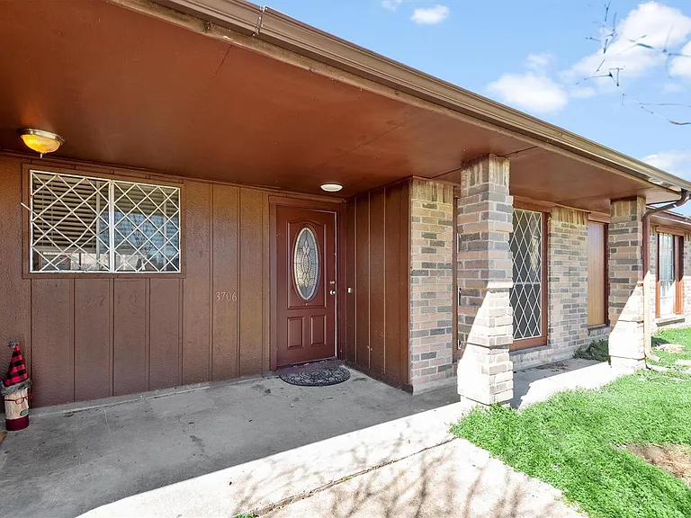 3706 Westmeadow Dr — Photo 2