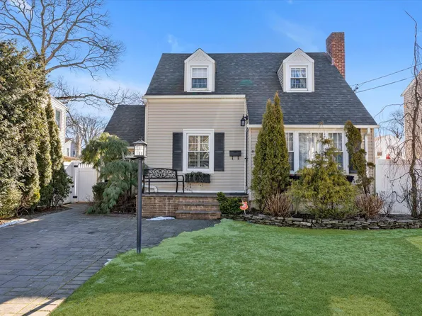 207 Stuyvesant Avenue, Merrick, NY 11566