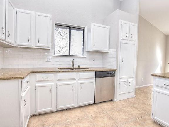 2nd image of 500 Bayberry Ct