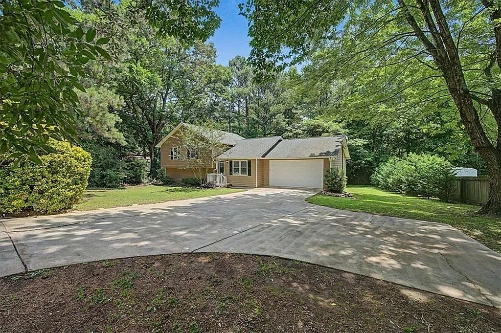 5 bed, 3.0 bath, 2072 sqft, $2,500 — Photo 1