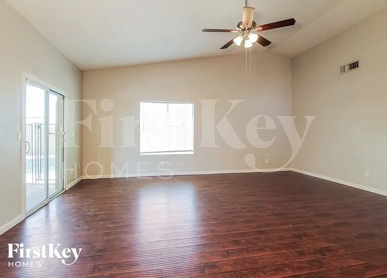 515 E Renee Dr — Photo 7