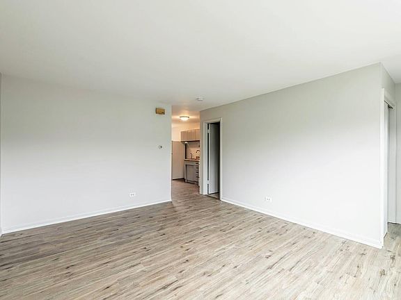 4th image of 748 E 5th Ct #H