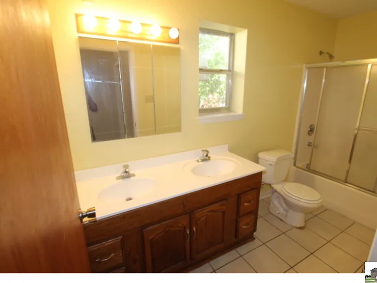 409 Oak St — Photo 31