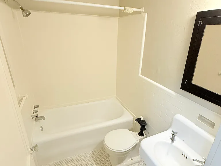 1712 Hampton Blvd #8 — Photo 16