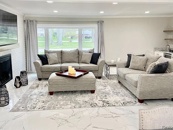 4th image of 4077 Lincoln Dr