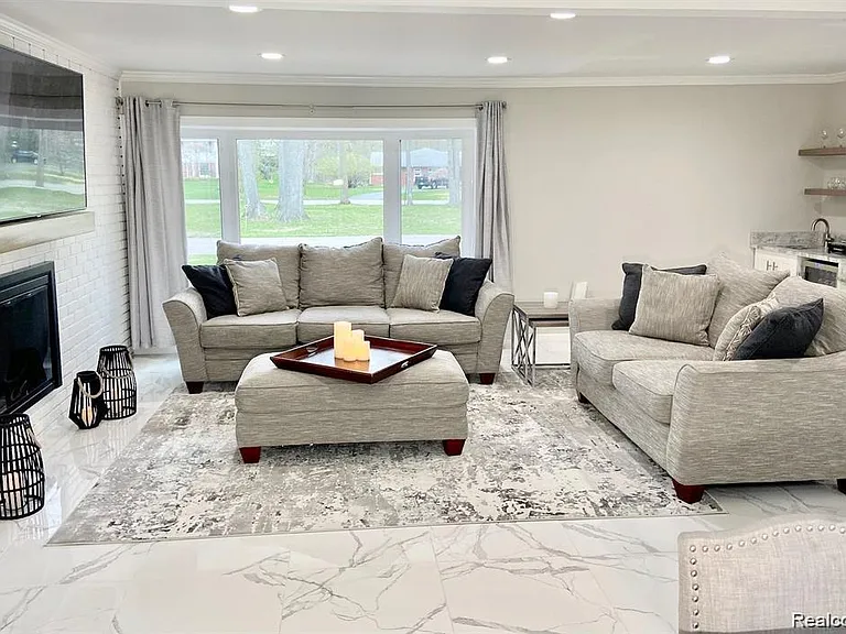 4077 Lincoln Dr — Photo 4