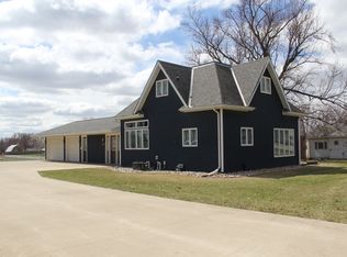 1524 1st St, Hull, IA 51239