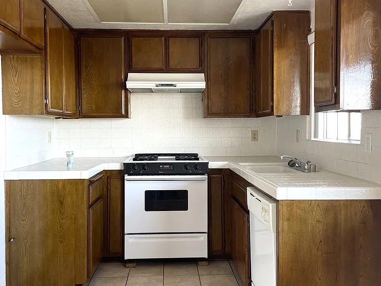 1042 W 9th St — Photo 27