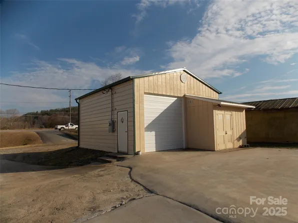 1315 N Main St NW, Lenoir, NC 28645