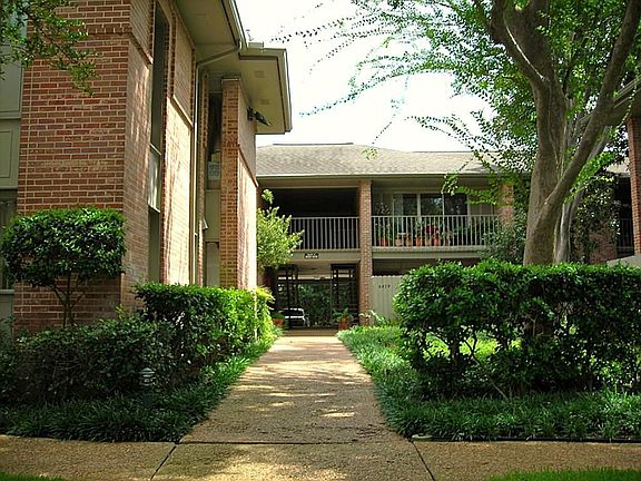 When you drive through the gate, unit #6409 is located in Building K - located between Building J & L on the left-hand side.  Guest parking is in front of the courtyard between Buildings J & L.