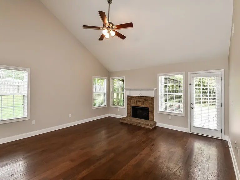 709 Williamsburg Ct — Photo 4