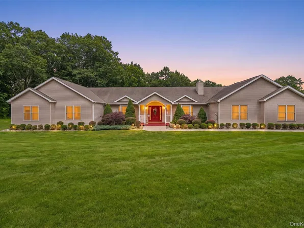 84 Pin Oak Drive, New Windsor, NY 12553