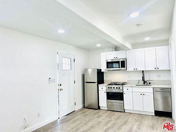 4th image of 604 S Chevy Chase Dr #1/4