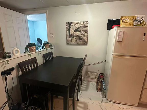 4th image of 1387 Selkirk Ave