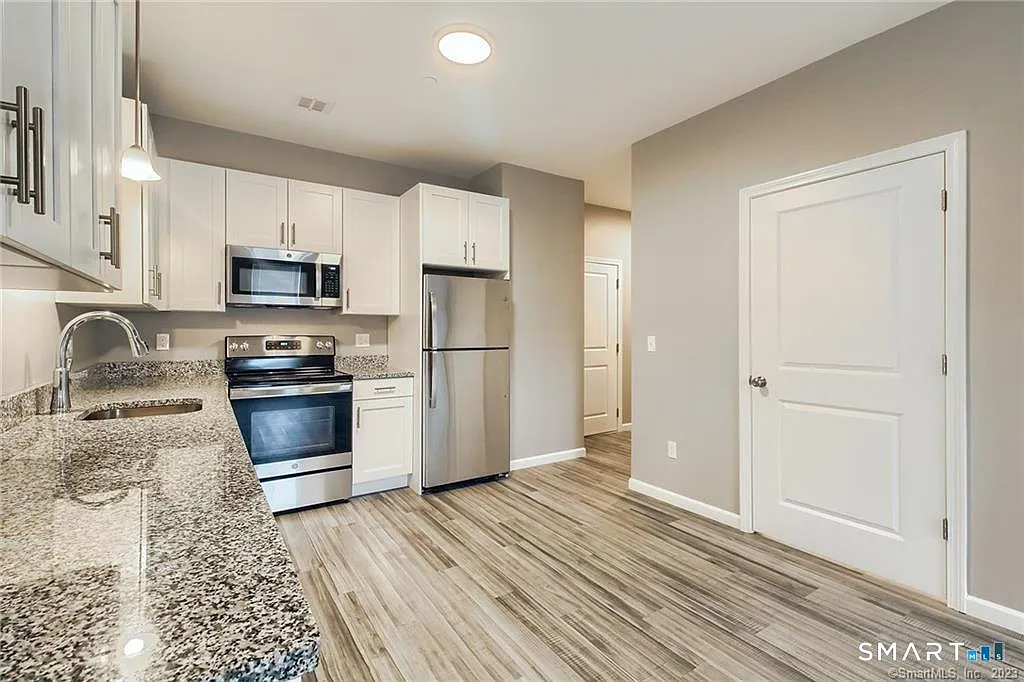 1 bed, 1.0 bath, 715 sqft, $1,950 — Photo 1