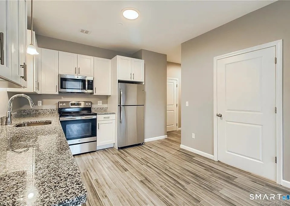 9 Steele Blvd #207