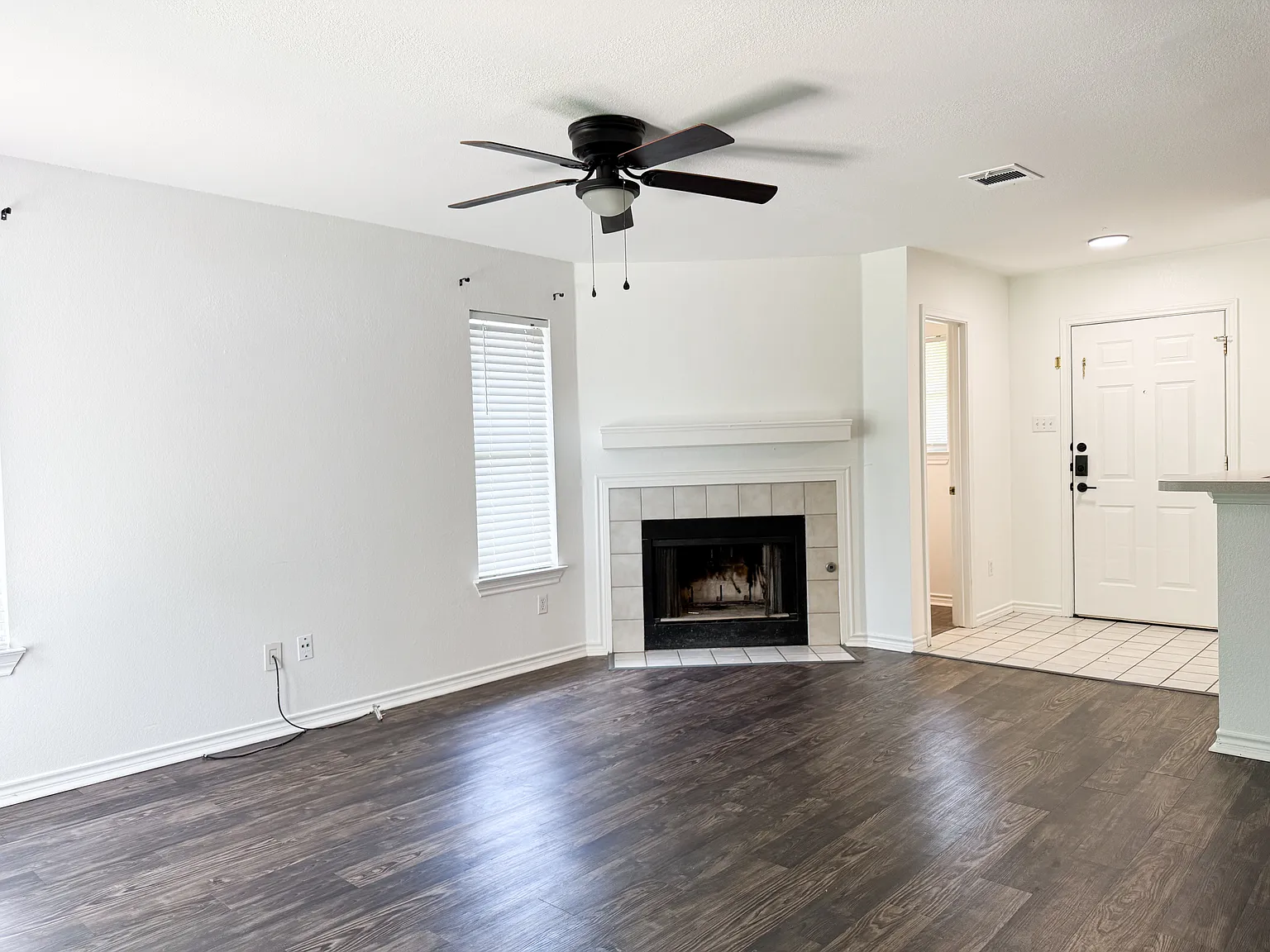 3 bed, 2.5 bath, 1318 sqft, $1,900 — Photo 2
