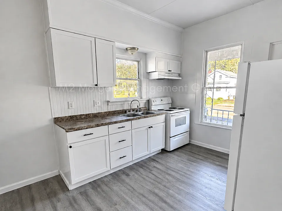 299 W 5th St