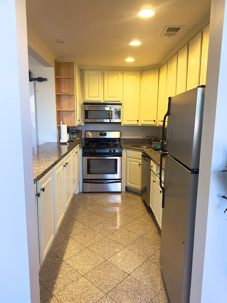 Building Photo - 2501 W Touhy Ave #308