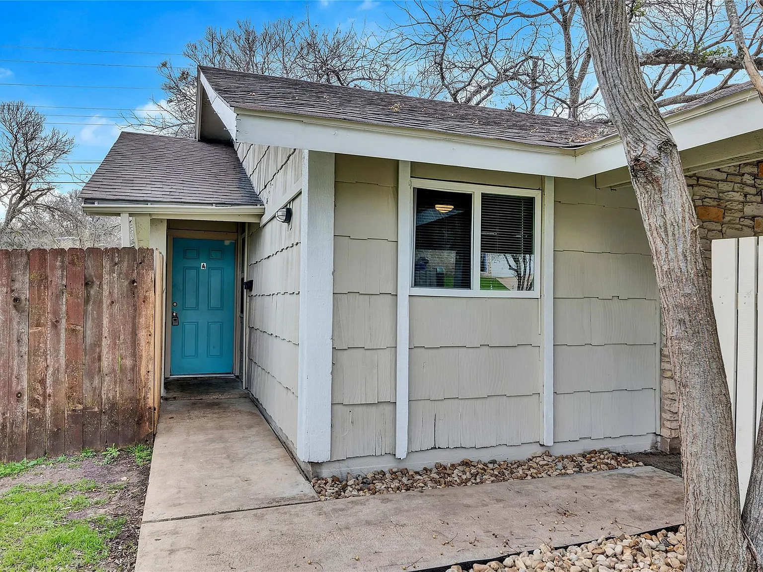 2 bed, 1.0 bath, 1928 sqft, $1,600 — Photo 2