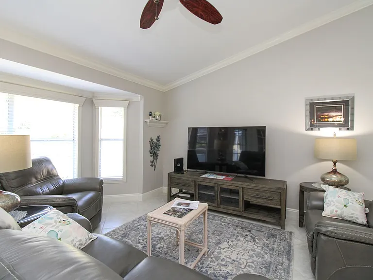 333 Wentworth Ct — Photo 16