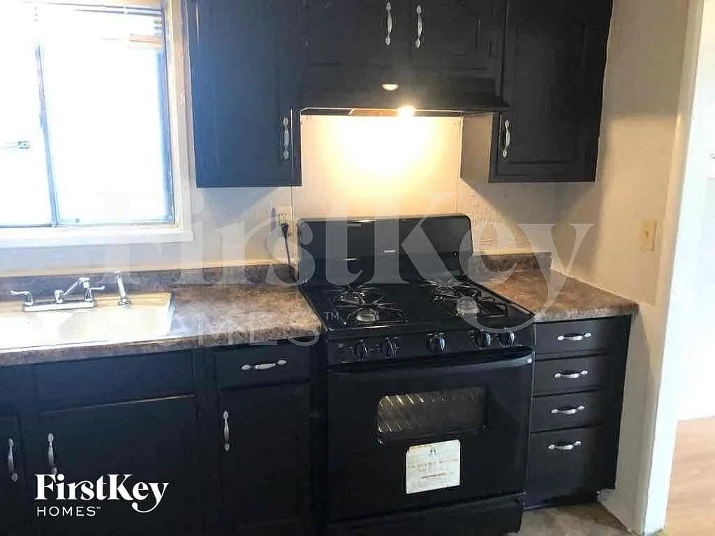 3 bed, 1.0 bath, 975 sqft, $1,560 — Photo 4
