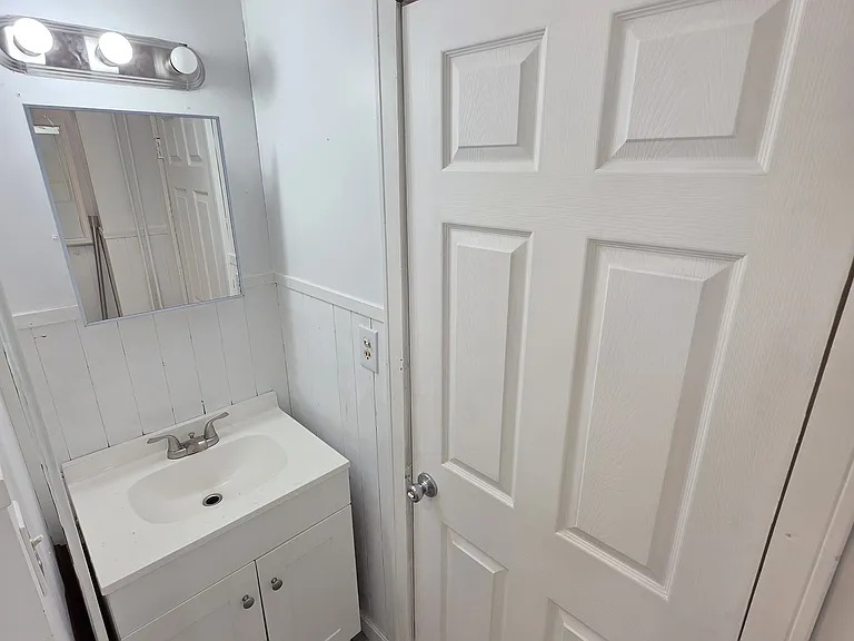  121 Church St 1stflr 1b/1b Renovated Newfloors Freshpaint Petsok Prkg — Photo 8