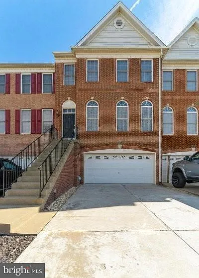 3 bed, 2.5 bath, 2652 sqft, $3,300 — Photo 2