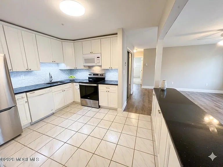 115 Amberly Dr #H — Photo 7