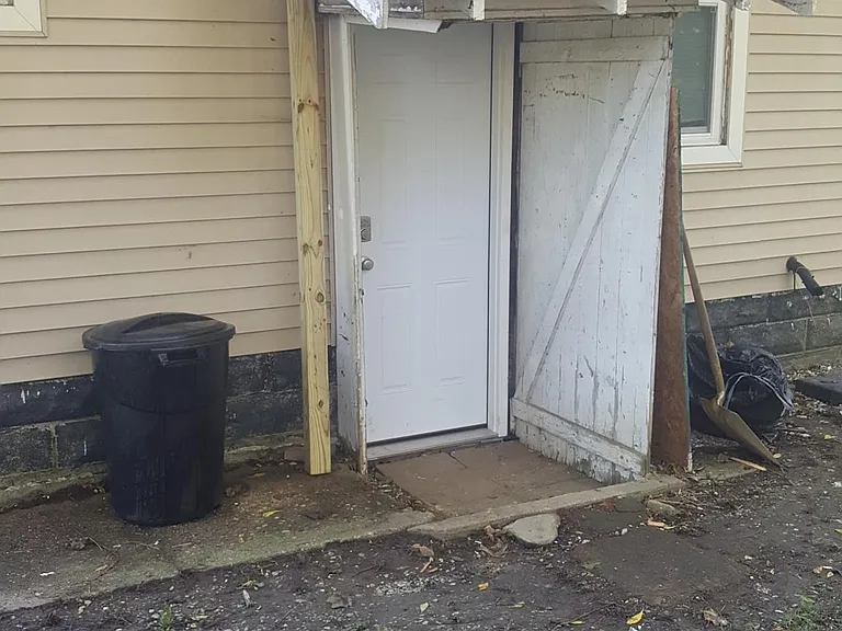 819 Dupont St — Photo 4