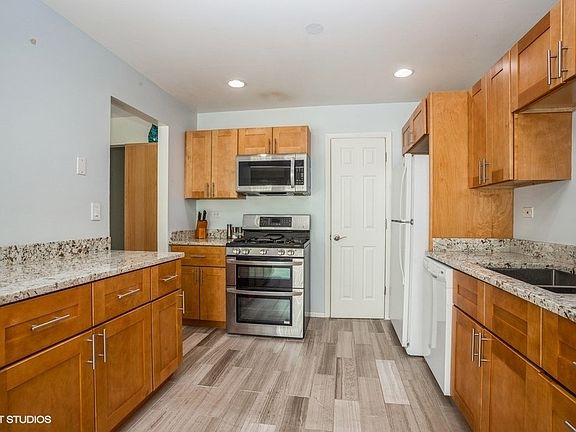 3rd image of 602 Eastview Ct Unit V2