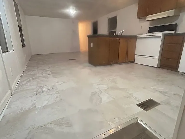 215 Wadley Dr — Photo 2