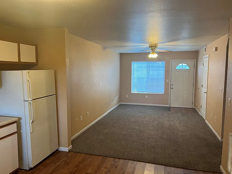 201-215 Lookout Ct — Photo 2